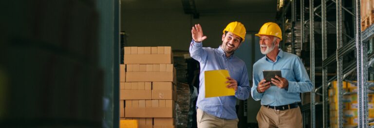 Deux personnes en train de discuter sur un chantier.