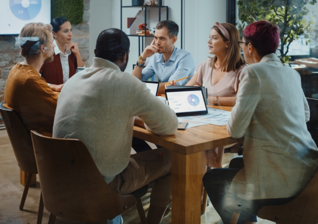 Groupe de personnes en train de discuter autour d'une table.